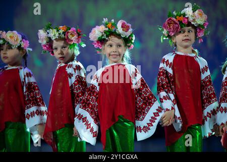 Mai 2023. Weißrussland. Gomil. Öffentliche slawische Kulturveranstaltung. Kleine Mädchen in weißrussischer oder ukrainischer Kleidung. Stockfoto