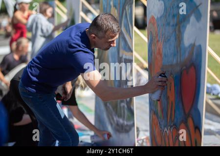 September 2023. Weißrussland. Gomel City. Eine Feier der Graffiti-Kunst. Ein Straßenkünstler mittleren Alters zeichnet Graffiti. Stockfoto