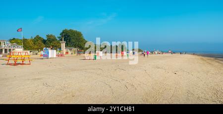 Panoramablick auf den breiten Sandstrand der Stadt im Frühherbst. Pärnu, Estland Stockfoto