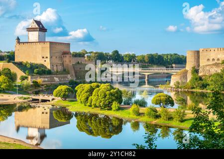 Blick auf die Festungen Narva und Ivangorod an der Grenze zu Estland und Russland. Narva, Estland Stockfoto