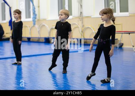 Eine Gruppe von Kindern in Turnkleidung ist engagiert Stockfoto