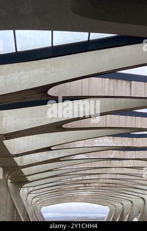 Blick auf das Dach eines großen modernen Gebäudes an einem bewölkten Tag, Stahl, Beton und Glas brutale architektonische Details Stockfoto