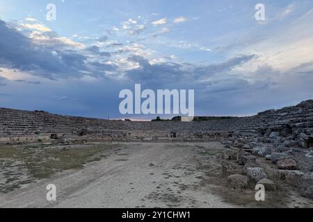 Ruinen Amphitheater Sportarena Gymnasium kolosseum der antiken Stadt Türkiye, Steintribünen-Architektur in schöner Natur unter bewölktem dramatischem Himmel Stockfoto