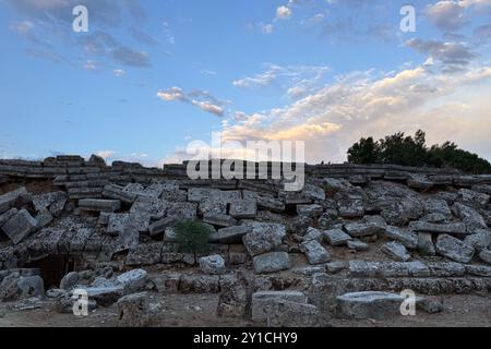 Ruinen Amphitheater Sportarena Gymnasium kolosseum der antiken Stadt Türkiye, Steintribünen-Architektur in schöner Natur unter bewölktem dramatischem Himmel Stockfoto