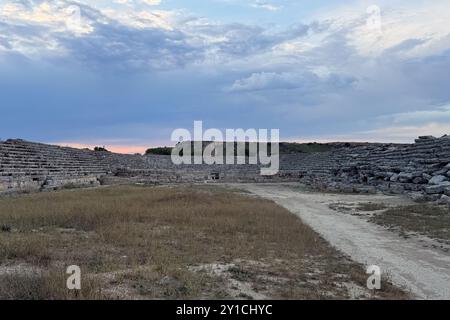 Ruinen Amphitheater Sportarena Gymnasium kolosseum der antiken Stadt Türkiye, Steintribünen-Architektur in schöner Natur unter bewölktem dramatischem Himmel Stockfoto