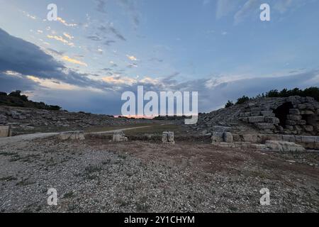 Ruinen Amphitheater Sportarena Gymnasium kolosseum der antiken Stadt Türkiye, Steintribünen-Architektur in schöner Natur unter bewölktem dramatischem Himmel Stockfoto