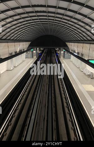 Perspektivische Sicht auf leere, verlassene Bahnsteige und Schienen an einer großen U-Bahn-Station in Lyon, Frankreich Stockfoto