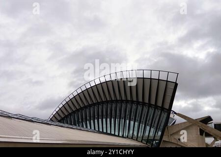 Blick auf das Dach eines großen modernen Gebäudes an einem bewölkten Tag, Stahl, Beton und Glas brutale architektonische Details Stockfoto