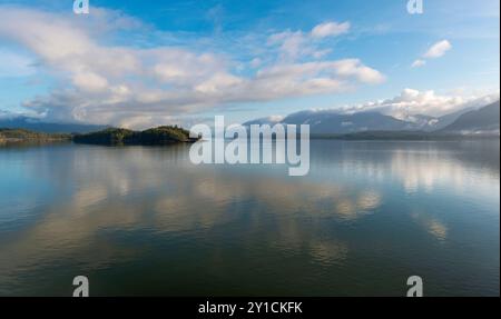 Panorama der Inside Passage Bootstour, eine Nebellandschaft am Morgen, British Columbia, Kanada. Stockfoto