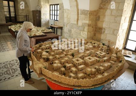 Die Künstlerin Nora Jardaneh aus Nablus entwirft Modelle der Stadt Nablus in verschiedenen historischen Perioden, sowohl in der Antike als auch in der neueren Zeit. Sie entwarf die erste antike Siedlung Tal Balata, die kanaanitische Stadt Sichem aus dem Jahr 5000 v. Chr. und die folgende Flavia Neapolis („die neue Stadt des Kaisers Flavius“), deren Bau vom römischen Kaiser Flavius Vespasian angeordnet wurde. Nora hat auch Modelle von Nablus in der Ayyuby (Saladin), Mamluk und Osmanen produziert. Mit ihren Kunstwerken erzählt Nora die reiche Geschichte der West Bank Stadt Nablus und Highlig Stockfoto