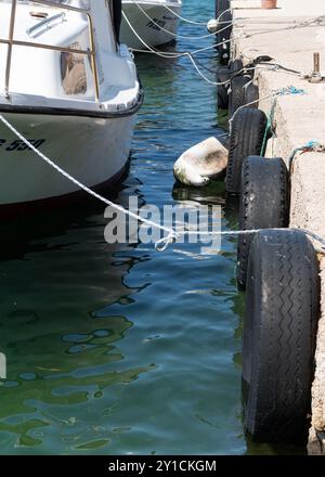 Dock-Stoßfänger, Autoreifen am Dock Stockfoto