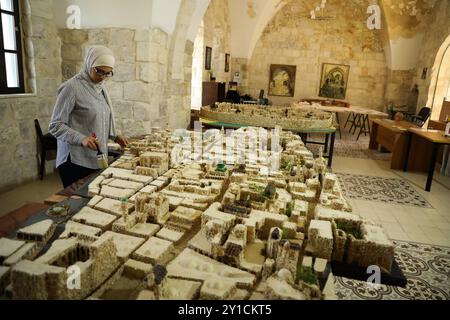 Die Künstlerin Nora Jardaneh aus Nablus entwirft Modelle der Stadt Nablus in verschiedenen historischen Perioden, sowohl in der Antike als auch in der neueren Zeit. Sie entwarf die erste antike Siedlung Tal Balata, die kanaanitische Stadt Sichem aus dem Jahr 5000 v. Chr. und die folgende Flavia Neapolis („die neue Stadt des Kaisers Flavius“), deren Bau vom römischen Kaiser Flavius Vespasian angeordnet wurde. Nora hat auch Modelle von Nablus in der Ayyuby (Saladin), Mamluk und Osmanen produziert. Mit ihren Kunstwerken erzählt Nora die reiche Geschichte der West Bank Stadt Nablus und Highlig Stockfoto