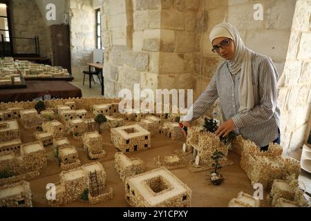 Die Künstlerin Nora Jardaneh aus Nablus entwirft Modelle der Stadt Nablus in verschiedenen historischen Perioden, sowohl in der Antike als auch in der neueren Zeit. Sie entwarf die erste antike Siedlung Tal Balata, die kanaanitische Stadt Sichem aus dem Jahr 5000 v. Chr. und die folgende Flavia Neapolis („die neue Stadt des Kaisers Flavius“), deren Bau vom römischen Kaiser Flavius Vespasian angeordnet wurde. Nora hat auch Modelle von Nablus in der Ayyuby (Saladin), Mamluk und Osmanen produziert. Mit ihren Kunstwerken erzählt Nora die reiche Geschichte der West Bank Stadt Nablus und Highlig Stockfoto