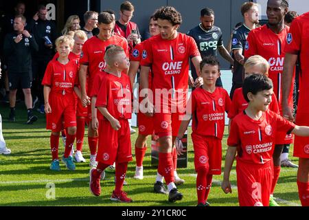 Zeist, Niederlande. 31. August 2024. ZEIST, NIEDERLANDE - AUGUST 31: Spieler des Almere City FC treten am 31. August 2024 im KNVB Sportcentrum in Zeist, Niederlande, in das Feld ein. (Foto: Broer van den Boom/Orange Pictures) Credit: dpa/Alamy Live News Stockfoto