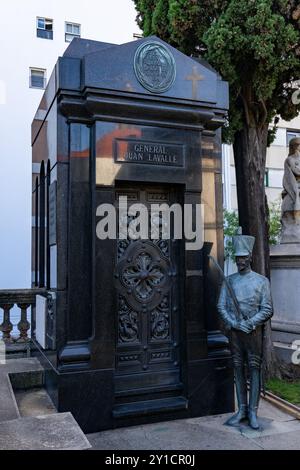 Das schwarze Marmorgrab von General Juan Lavalle auf dem Recoleta Friedhof in Buenos Aires, Argentinien. Lavalle kämpfte im argentinischen Unabhängigkeitskrieg. Stockfoto