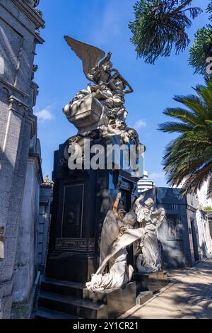 Kunstvolle Statuen auf dem Grab von Jose C. Paz, Gründer der Zeitung La Prensa, auf dem Friedhof Recoleta in Buenos Aires, Argentinien. Stockfoto