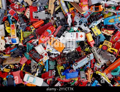 Schachtel mit Vintage-die-Cast-Spielzeugautos zum Verkauf, meist 1960er und 1970er Jahre Britische Fertigung. Streichholzschachtel-Spielzeuge. Auftragslos-Bild. Stockfoto