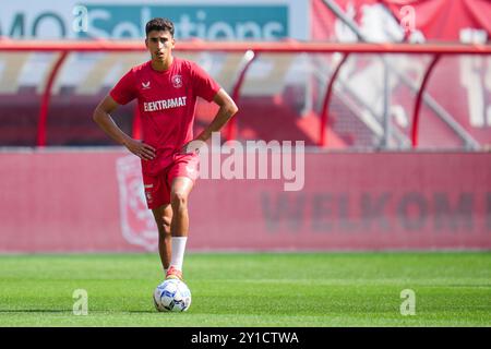 Enschede, Niederlande. September 2024. ENSCHEDE, NIEDERLANDE - 5. SEPTEMBER: Younes Taha vom FC Twente wärmt sich vor dem Freundschaftsspiel zwischen dem FC Twente und Fortuna Düsseldorf am 5. September 2024 in de Grolsch Veste auf. (Foto von Rene Nijhuis/Orange Pictures) Credit: dpa/Alamy Live News Stockfoto