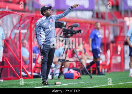 Enschede, Niederlande. September 2024. ENSCHEDE, NIEDERLANDE - 5. SEPTEMBER: Cheftrainer Daniel Thioune von Fortuna D?sseldorf gibt während des Freundschaftsspiels zwischen dem FC Twente und Fortuna Düsseldorf am 5. September 2024 in de Grolsch Veste in Enschede, Niederlande. (Foto von Rene Nijhuis/Orange Pictures) Credit: dpa/Alamy Live News Stockfoto