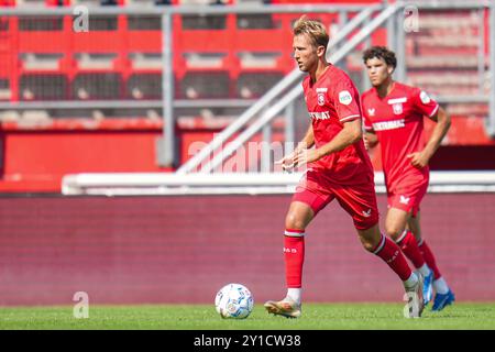 Enschede, Niederlande. September 2024. ENSCHEDE, NIEDERLANDE - 5. SEPTEMBER: Michel VLAP vom FC Twente läuft mit dem Ball während des Freundschaftsspiels zwischen dem FC Twente und Fortuna Düsseldorf am 5. September 2024 in de Grolsch Veste in Enschede, Niederlande. (Foto von Rene Nijhuis/Orange Pictures) Credit: dpa/Alamy Live News Stockfoto