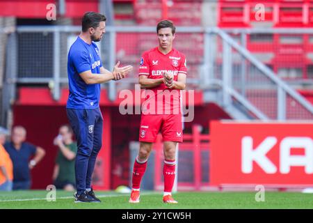 Enschede, Niederlande. September 2024. ENSCHEDE, NIEDERLANDE - 5. SEPTEMBER: Assistenztrainer Sander Duits, der Carel Eiting vom FC Twente beim Freundschaftsspiel zwischen dem FC Twente und Fortuna Düsseldorf in de Grolsch Veste am 5. September 2024 in Enschede, Niederlande, instruiert. (Foto von Rene Nijhuis/Orange Pictures) Credit: dpa/Alamy Live News Stockfoto