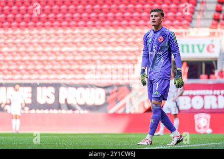 Enschede, Niederlande. September 2024. ENSCHEDE, NIEDERLANDE - 5. SEPTEMBER: Robert Kwasigroch von Fortuna D?sseldorf sieht beim Freundschaftsspiel zwischen dem FC Twente und Fortuna Düsseldorf in de Grolsch Veste am 5. September 2024 in Enschede, Niederlande, an. (Foto von Rene Nijhuis/Orange Pictures) Credit: dpa/Alamy Live News Stockfoto