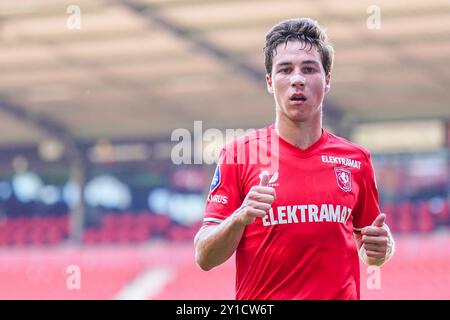 Enschede, Niederlande. September 2024. ENSCHEDE, NIEDERLANDE - 5. SEPTEMBER: Carel Eiting vom FC Twente sieht beim Freundschaftsspiel zwischen dem FC Twente und Fortuna Düsseldorf am 5. September 2024 in de Grolsch Veste in Enschede, Niederlande, an. (Foto von Rene Nijhuis/Orange Pictures) Credit: dpa/Alamy Live News Stockfoto