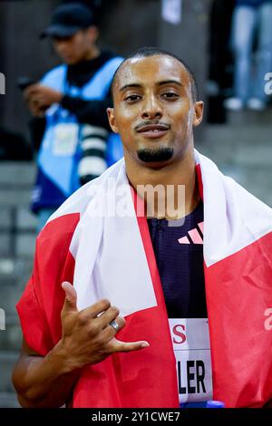 Zürich, Schweiz. September 2024. Zürich, 5. September 2024: Timothe Mumenthaler (SUI) posiert für ein Foto nach dem 200m Men Event in der Wanda Diamond League Weltklasse Zürich im Stadion Letzigrund in Zürich. (Daniela Porcelli/SPP) Credit: SPP Sport Press Photo. /Alamy Live News Stockfoto