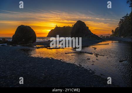 Farbenfroher Sonnenuntergang am Ruby Beach im Olympic National Park, Bundesstaat Washington Stockfoto