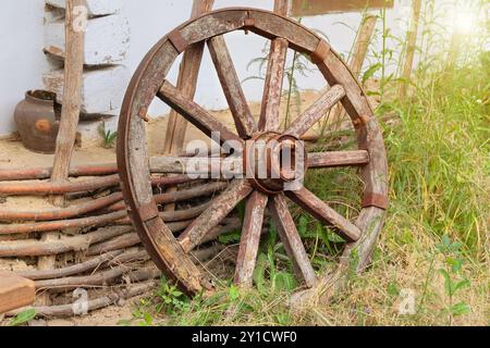 Altes Holzrad im Naturhintergrund. Landleben. Retro-Holzrad. Stockfoto