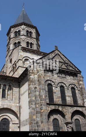 Die Basilika Notre-Dame du Port, Clermont-Ferrand, Frankreich. Das UNESCO-Weltkulturerbe ist berühmt für seine romanische Architektur und Hauptstädte. Stockfoto