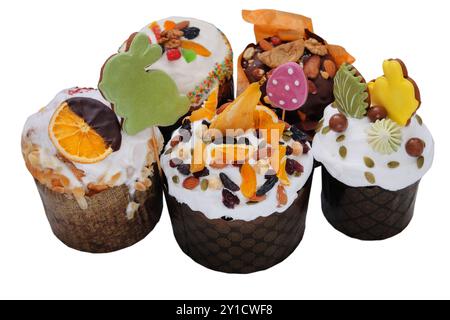 Osterkuchen auf weißem Hintergrund. Osterstillleben. Osterfeier. Verschiedene Panettone. Süßes Vergnügen. Wohnkultur. Stockfoto