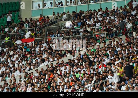 Basra, Irak. September 2024. Irakische Fans beim Fußball-Qualifikationsspiel der FIFA Fussball-Weltmeisterschaft 2026 zwischen Irak und Oman im Basra International Stadium. Irak gewann 1-0 Oman Credit: SOPA Images Limited/Alamy Live News Stockfoto