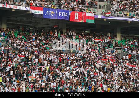 Basra, Irak. September 2024. Irakische Fans beim Fußball-Qualifikationsspiel der FIFA Fussball-Weltmeisterschaft 2026 zwischen Irak und Oman im Basra International Stadium. Irak gewann 1-0 Oman Credit: SOPA Images Limited/Alamy Live News Stockfoto