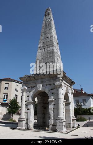 Die Pyramide in Vienne, Südfrankreich. Dieses als „Spina“ bekannte Denkmal markiert das Zentrum des römischen Zirkus, in dem Wagenrennen stattfanden. Stockfoto