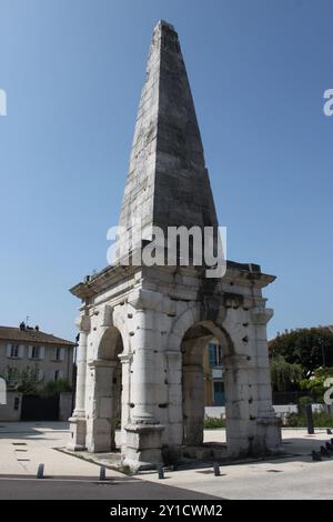 Die Pyramide in Vienne, Südfrankreich. Dieses als „Spina“ bekannte Denkmal markiert das Zentrum des römischen Zirkus, in dem Wagenrennen stattfanden. Stockfoto