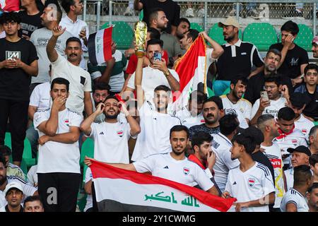 Basra, Irak. September 2024. Irakische Fans halten beim Fußball-Qualifikationsspiel der FIFA Fussball-Weltmeisterschaft 2026 im Basra International Stadium Fahnen. Irak gewann 1-0 Oman Credit: SOPA Images Limited/Alamy Live News Stockfoto