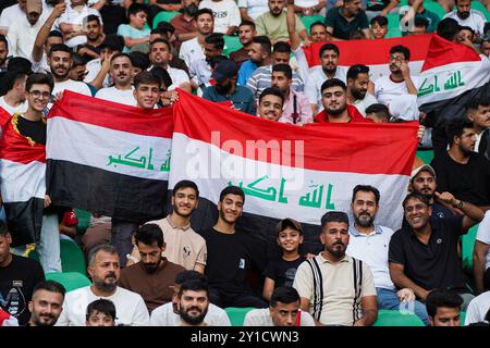 Basra, Irak. September 2024. Irakische Fans halten beim Fußball-Qualifikationsspiel der FIFA Fussball-Weltmeisterschaft 2026 im Basra International Stadium Fahnen. Irak gewann 1-0 Oman Credit: SOPA Images Limited/Alamy Live News Stockfoto