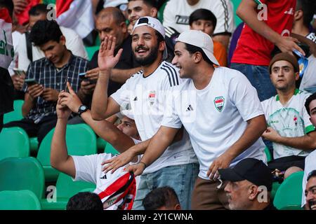 Basra, Irak. September 2024. Irakische Fans tanzen während des Fußballspiels der AFC-Weltmeisterschaft 2026 zwischen Irak und Oman im Basra International Stadium. Irak gewann 1-0 Oman Credit: SOPA Images Limited/Alamy Live News Stockfoto