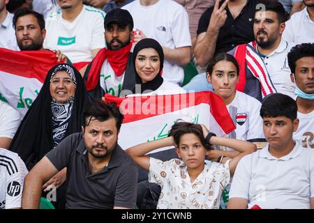 Basra, Irak. September 2024. Irakische Fans halten beim Fußball-Qualifikationsspiel der FIFA Fussball-Weltmeisterschaft 2026 im Basra International Stadium Fahnen. Irak gewann 1-0 Oman Credit: SOPA Images Limited/Alamy Live News Stockfoto