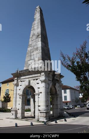 Die Pyramide in Vienne, Südfrankreich. Dieses als „Spina“ bekannte Denkmal markiert das Zentrum des römischen Zirkus, in dem Wagenrennen stattfanden. Stockfoto