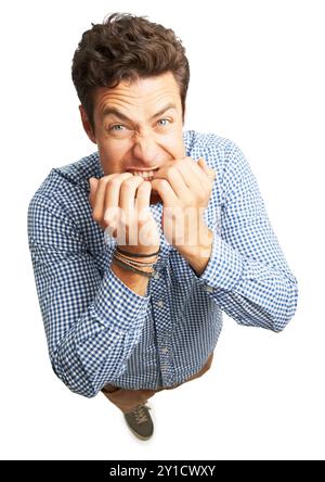 Mann, Angstporträt und beißende Nägel im Studio, psychische Gesundheitskatastrophe und weißer Hintergrund. Männlicher Mann, hochherzig und nervös wegen Bankrott Stockfoto