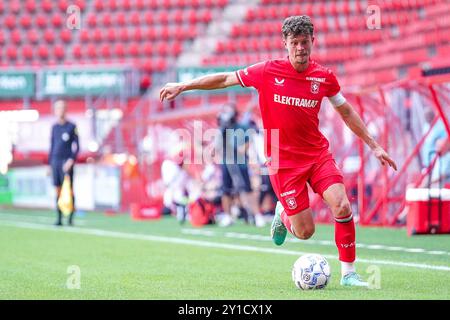 Enschede, Niederlande. September 2024. ENSCHEDE, NIEDERLANDE - 5. SEPTEMBER: BAS Kuipers vom FC Twente läuft mit dem Ball während des Freundschaftsspiels zwischen dem FC Twente und Fortuna Düsseldorf am 5. September 2024 in de Grolsch Veste in Enschede, Niederlande. (Foto von Rene Nijhuis/Orange Pictures) Credit: dpa/Alamy Live News Stockfoto