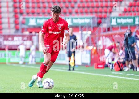 Enschede, Niederlande. September 2024. ENSCHEDE, NIEDERLANDE - 5. SEPTEMBER: BAS Kuipers vom FC Twente läuft mit dem Ball während des Freundschaftsspiels zwischen dem FC Twente und Fortuna Düsseldorf am 5. September 2024 in de Grolsch Veste in Enschede, Niederlande. (Foto von Rene Nijhuis/Orange Pictures) Credit: dpa/Alamy Live News Stockfoto