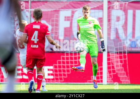 Enschede, Niederlande. September 2024. ENSCHEDE, NIEDERLANDE - 5. SEPTEMBER: Torhüter Sam Karssies vom FC Twente tritt den Ball während des Freundschaftsspiels zwischen dem FC Twente und Fortuna Düsseldorf in de Grolsch Veste am 5. September 2024 in Enschede, Niederlande. (Foto von Rene Nijhuis/Orange Pictures) Credit: dpa/Alamy Live News Stockfoto