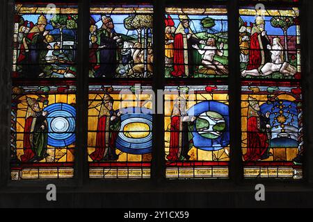 Buntglasplatten aus dem Jahr 1500, die die Schöpfungsszenen aus dem Buch Genesis in der Kirche Maria Magdalena in Troyes, Frankreich, zeigen Stockfoto