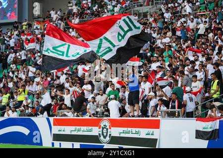 Basra, Irak. September 2024. Irakische Fans halten beim Fußball-Qualifikationsspiel der FIFA Fussball-Weltmeisterschaft 2026 im Basra International Stadium Fahnen. Irak gewann 1-0 Oman (Foto: Ismael Adnan/SOPA Images/SIPA USA) Credit: SIPA USA/Alamy Live News Stockfoto