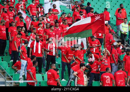 Basra, Irak. September 2024. Die Fans aus dem Oman halten beim Fußball-Qualifikationsspiel der FIFA Fussball-Weltmeisterschaft 2026 im Basra International Stadium Fahnen. Irak gewann 1-0 Oman (Foto: Ismael Adnan/SOPA Images/SIPA USA) Credit: SIPA USA/Alamy Live News Stockfoto