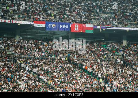 Basra, Irak. September 2024. Irakische Fans beim Fußball-Qualifikationsspiel der FIFA Fussball-Weltmeisterschaft 2026 zwischen Irak und Oman im Basra International Stadium. Irak gewann 1-0 Oman (Foto: Ismael Adnan/SOPA Images/SIPA USA) Credit: SIPA USA/Alamy Live News Stockfoto