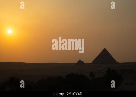 Gizeh Pyramidenkomplex bei fantastischem Sonnenuntergang - Kairo, Ägypten Stockfoto